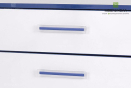 Детский комод в сдержанном, классическом стиле белого цвета с синим акцентом по краям и на ручках. Выполнен из высококачественного ДСП, безопасного для человека