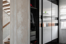  Прихожая со сдвижным встроенным шкафом. Материал деталей шкафа - ДСП Egger. Двери выполнены из декоративного стекла AGC Lacobel комбинированного цвета (pure white/classic black).