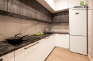 Встроенная кухонная мебель с крашенными матовыми фасадами из МДФ и темными фасадами из Alvic