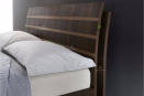 Спинка кровати состоит из двух наложенных и слегка смещенных панелей из шпона, которые придают композиции строгий стиль
