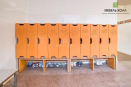 Набор мебели из ДСП для детского сада: шкафчики для переодевания, полки и шкафчики. Дверцы на шкафчиках изготовлены из МДФ