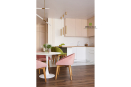 Светлая кухонная мебель с полуостровом, в стиле модерн. Матовые фасады без ручек в бело-розовых цветах, шкафы под потолок. Мебель под заказ