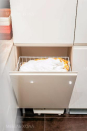 Комплект шкафчиков для ванной из МДФ покрытого пластиком молочного цвета. Столешница под умывальник выполнена из натурального камня