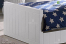 Кровать изготовлена из высококачественного МДФ, поверхности имеют дощатый вид, покрыты белым лаком