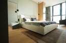 Спальня включает пенал из шпона дуба и рабочую зону с металлическим основанием, покрытым полимером