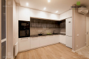 Встроенная кухонная мебель с крашенными матовыми фасадами из МДФ и темными фасадами из Alvic