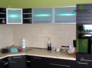 Угловая кухня из МДФ с фрезеровкой и верхними шкафчиками из стекла в алюминиевой раме.