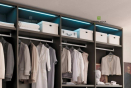 Гардеробная система в виде шкафа без дверей вмещает все необходимые зоны для вещей, материал - МДФ