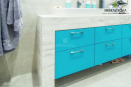 Встроенный комод для ванной комнаты с оригинальным каркасом и выдвижными ящиками ярко голубого цвета из МДФ