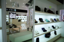 Обустройство бутика обуви: прилавок, полки, стеллажи, витрины. Мебель выполнена из белого МДФ
