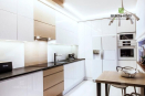 Угловая встроенная кухня с глянцевыми белыми фасадами из МДФ 