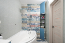 Поверхность для ванной комнаты из глянцевого крашенного МДФ. Столешница изготовлена из шпона