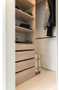 Функциональная гардеробная для небольшой квартиры с открытыми полками, штангами и выдвижными ящиками