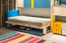 Двухъярусный стол-кровать может трансформироваться в одноярусное спальное место. Сбоку также имеются комоды и отодвигающиеся полки