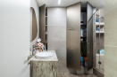 Мебель для ванной: встроенные шкафы в ниши с фасадами из стекла, шкаф под мойку выполнен из крашенного МДФ, столешница - акриловый камень. Зеркало с подсветкой