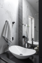 Мебель для ванной: подвесная поверхность и шкаф, в который встроены стиральная и сушильная машины