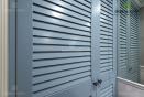 Мебель для ванной: зашивка коммуникаций и хозяйственный шкаф с жалюзийными фасадами из крашенного МДФ