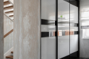  Прихожая со сдвижным встроенным шкафом. Материал деталей шкафа - ДСП Egger. Двери выполнены из декоративного стекла AGC Lacobel комбинированного цвета (pure white/classic black).