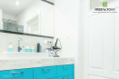 Встроенный комод для ванной комнаты с оригинальным каркасом и выдвижными ящиками ярко голубого цвета из МДФ