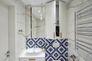 Мебель для ванной: белая подвесная тумба и зашивка инсталляции из матового гладкого МДФ, шкаф с зеркальными фасадами в цвете осветленное серебро