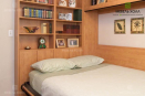 Кровать-трансформер выполнена из высококачественного ДСП. В угловой вместительной стенке умещается просторное спальное место.