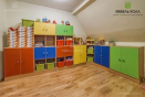 Набор мебели из ДСП для детского сада: шкафчики для переодевания, полки и шкафчики. Дверцы на шкафчиках изготовлены из МДФ