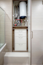Мебель для ванной: тумба с выдвижными ящиками и зашивка из крашенного матового МДФ. Столешница из компакт-плиты Getalit