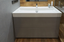 Мебель для ванной с фасадами из крашенного МДФ. Включает тумбу под накладной умывальник и шкаф с корзиной для белья и столешницей