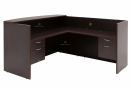 Ресепшн угловой формы из ДСП в темном цвете со стойкой, двумя шкафчиками и большим рабочим столом  