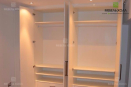 Современный вместительный шкаф для одежды из МДФ белого цвета
