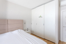 Мебель для спальни: шкаф-купе с системой открывания Bortoluzzi Glow+, подиумное спальное место и тумбы