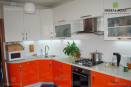 Современная кухня из крашенного в белый и оранжевый цвет МДФ.