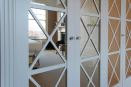 Угловой шкаф с  корпусом из ДСП и фасадом из МДФ белого цвета. Имеются распашные дверцы с зеркалами и дополненными декоративными рейками в стиле прованс.Оснащен выдвижными ящиками