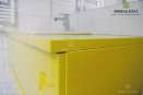 Ярко лимонный в ванную. Выдвижные ящики оснащены встроенными ручками. Выполнен из глянцевого МДФ