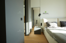 Спальня включает пенал из шпона дуба и рабочую зону с металлическим основанием, покрытым полимером