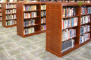 Набор мебели из ДСП отлично подойдет для школьной библиотеки. В комплект мебели входят стеллажи для книг, столы письменные и компьютерные
