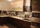 Современная кухня из МДФ с шпонированными фасадами и верхними фасадами из стекла в алюминиевом профиле. 
