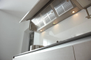 Современная угловая кухня из МДФ c встроенной подсветкой.