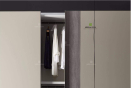 Вместительный гардеробный шкаф с раздвижными дверями выполнен из качественных материалов и имеет деления для хранения вещей
