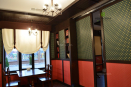 Оформление мебелью загородного ресторана: торговые стеллажи, столы, столешница барной стойки, стеновые панели