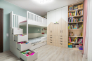 Мебель для детской: двухъярусное спальное место из МДФ с лестницей из массива. Шкаф, открытый стеллаж и комод - ЛДСП Egger