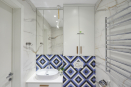 Мебель для ванной: белая подвесная тумба и зашивка инсталляции из матового гладкого МДФ, шкаф с зеркальными фасадами в цвете осветленное серебро