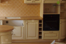 Кухня из крашенного в белый цвет фрезерованного МДФ с патиной.