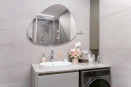 Мебель для ванной: встроенные шкафы в ниши с фасадами из стекла, шкаф под мойку выполнен из крашенного МДФ, столешница - акриловый камень. Зеркало с подсветкой