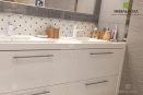 Универсальный белый комод для ванной комнаты. Выполнен из глянцевого пластика