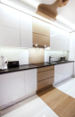 Угловая встроенная кухня с глянцевыми белыми фасадами из МДФ 