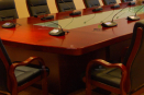 Классический стол для переговоров. Выполнен из массива с глянцевой центральной вставкой светло зеленого цвета