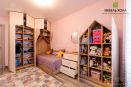 Мебель для детской: шкаф для одежды, кровать, комод, рабочая зона и навесные полки, где можно разместить игры. Все выполнено из ДСП Egger
