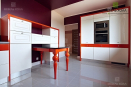 П-образная просторная кухня с белыми глянцевыми МДФ-фасадами