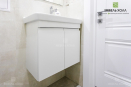 Мебель в ванную комнату выполнена из крашенного глянцевого МДФ и каркасом из ламинированного МДФ.